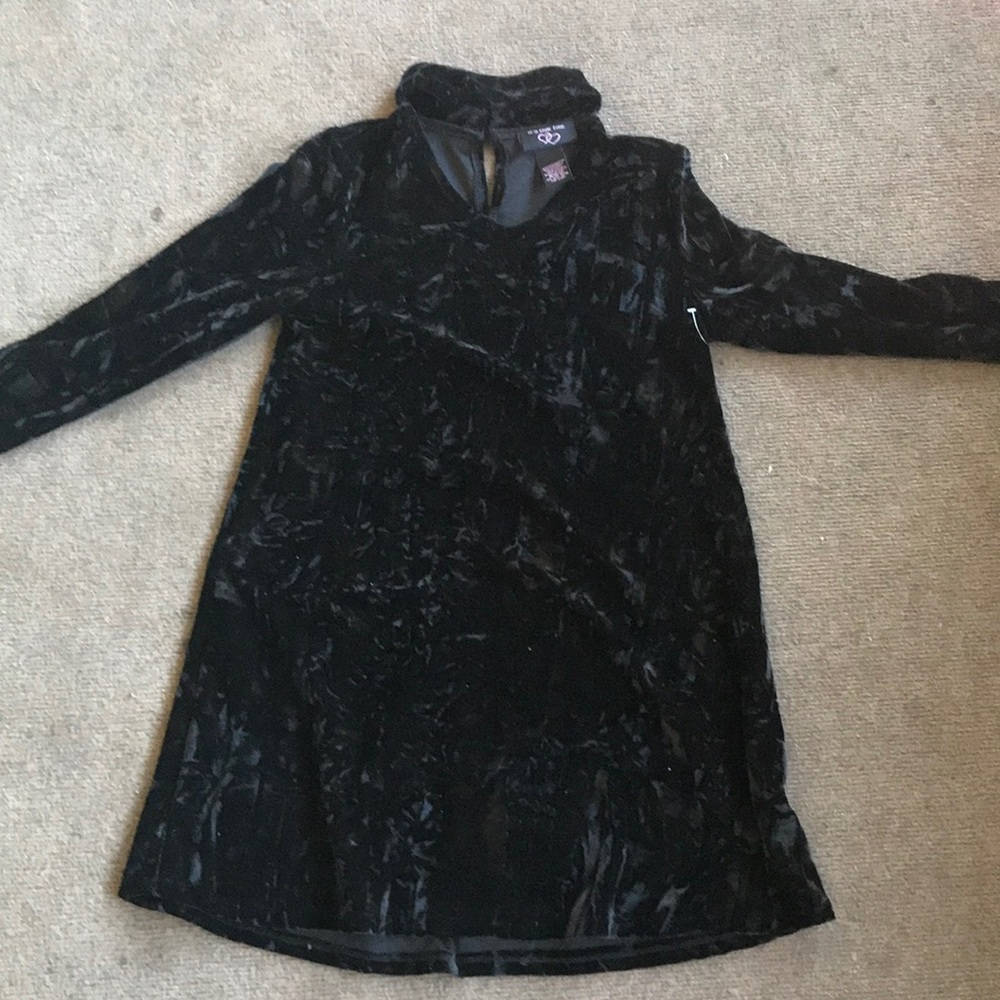 Black v neck dress